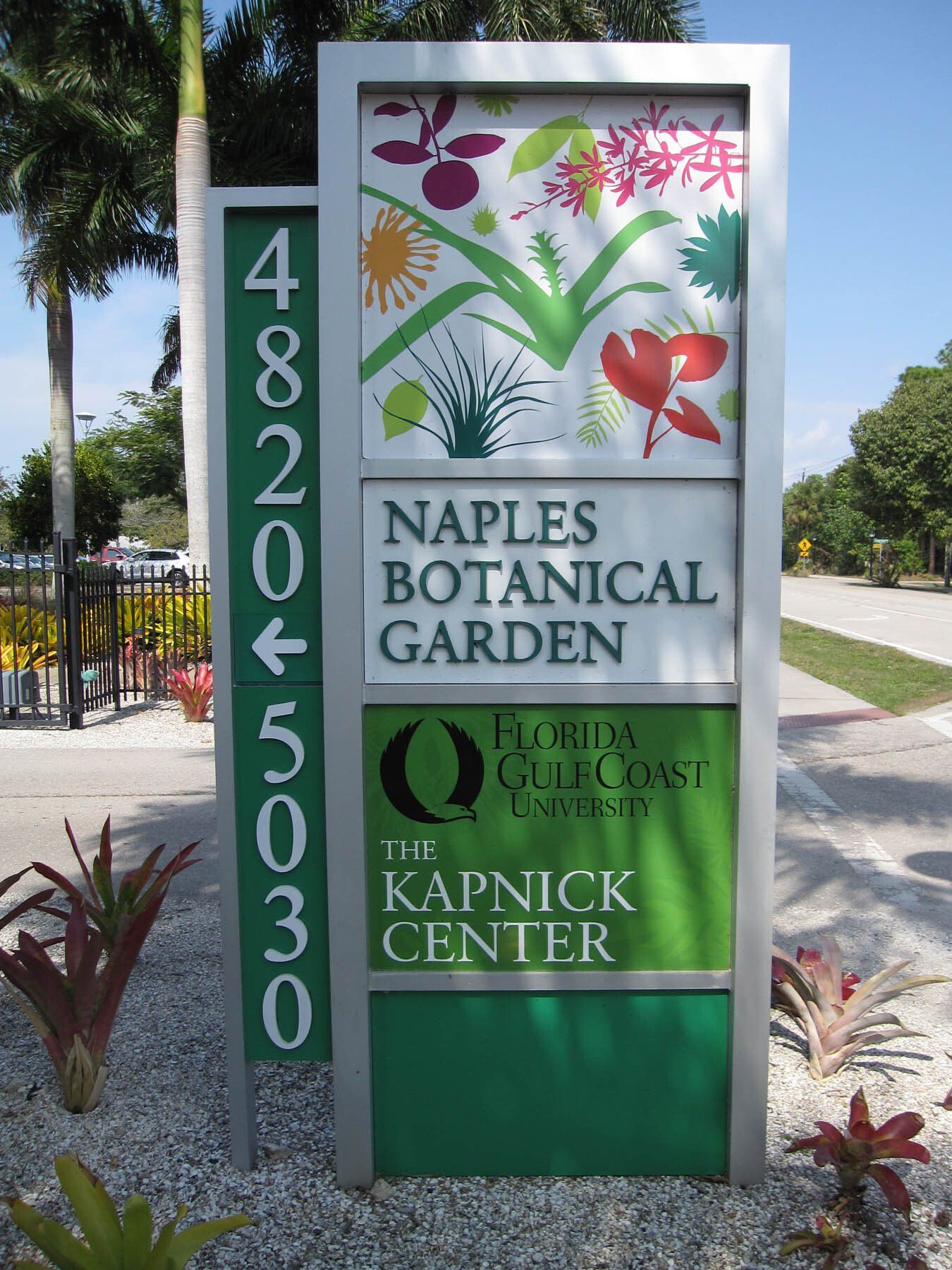 A sign that says naples botanical garden on it