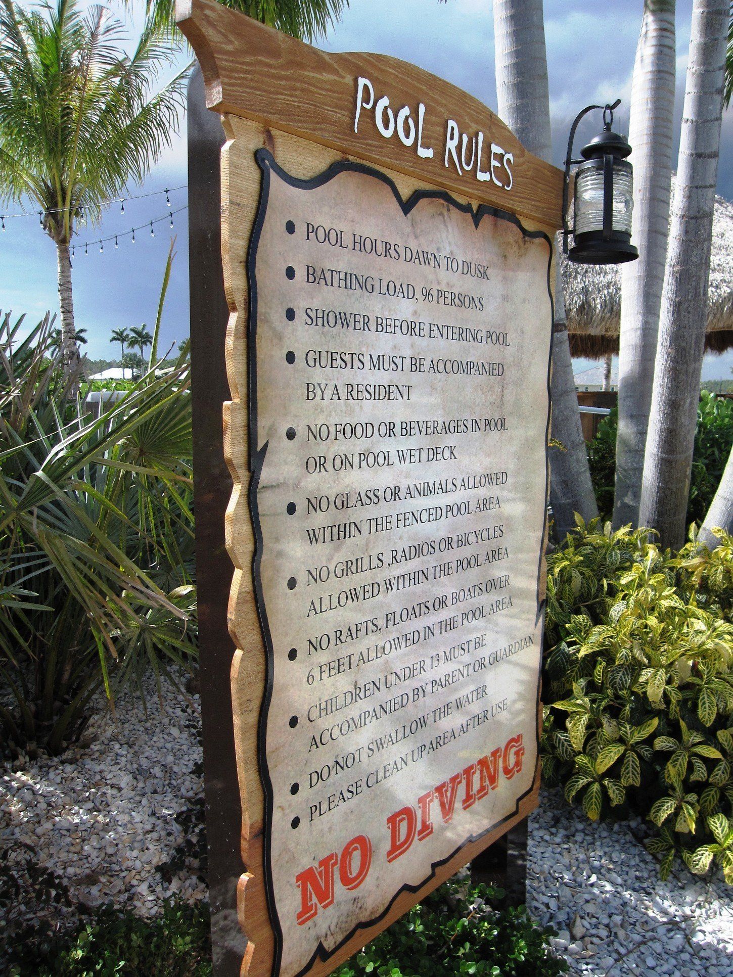 A sign that says pool rules and no diving on it