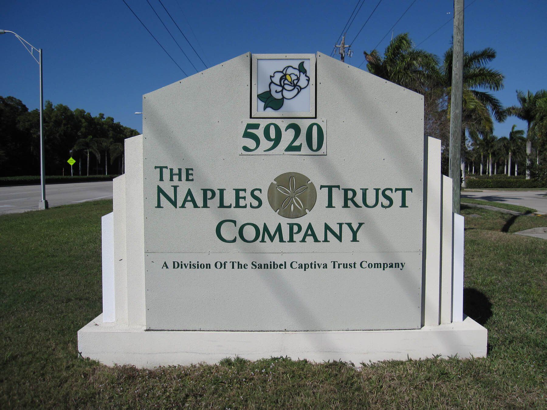 A sign that says the naples trust company on it