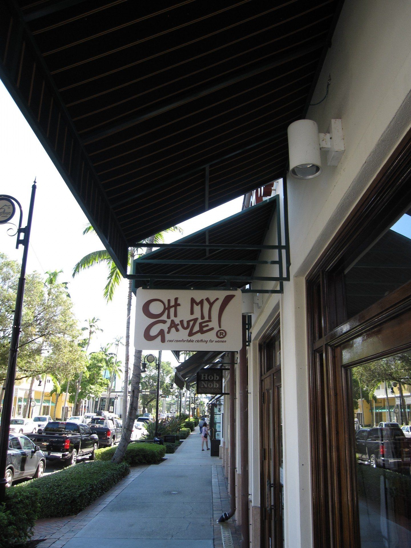 A store front with a sign that says oh my gaze