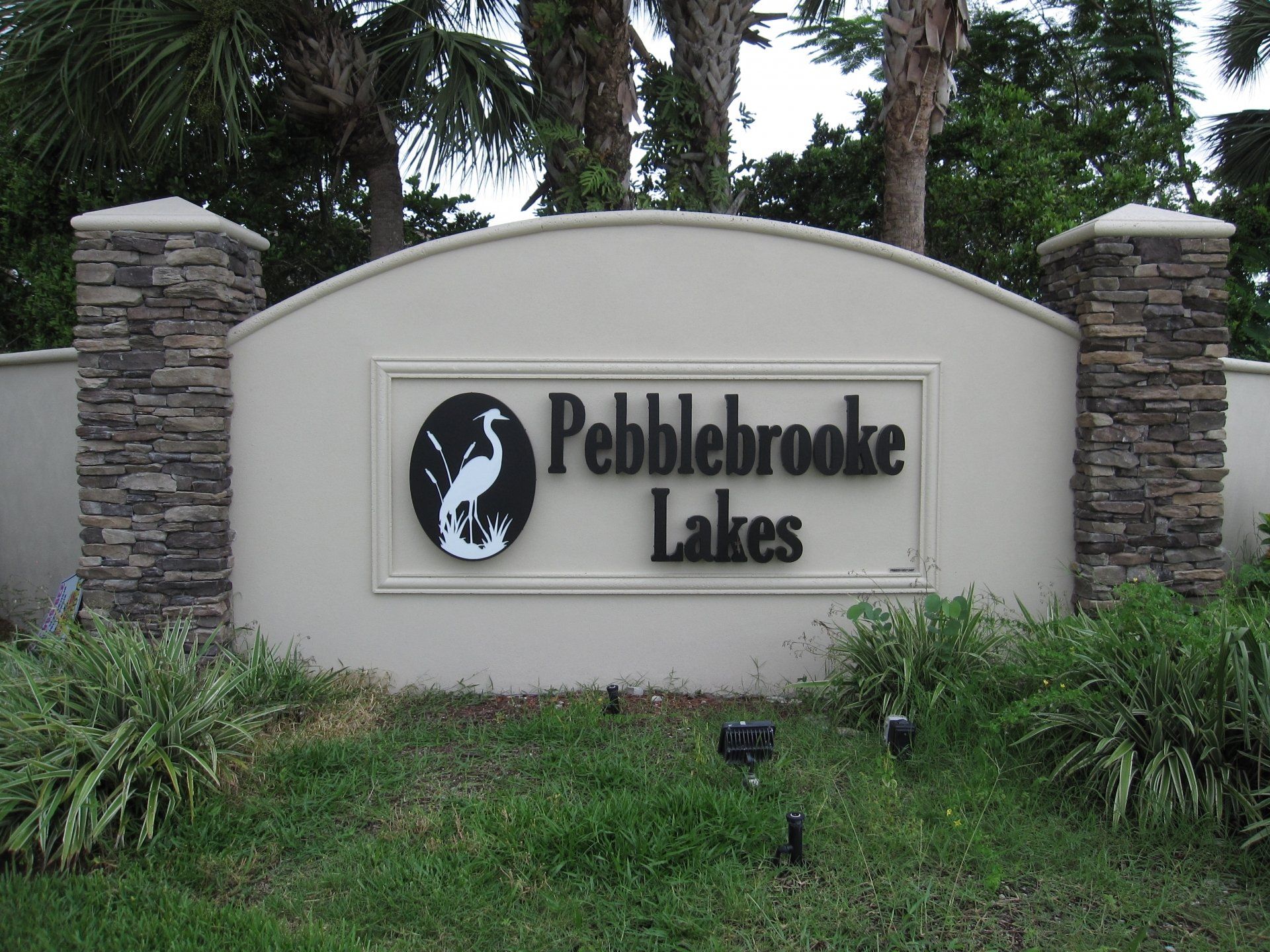 A sign that says pebblebrooke lakes on it