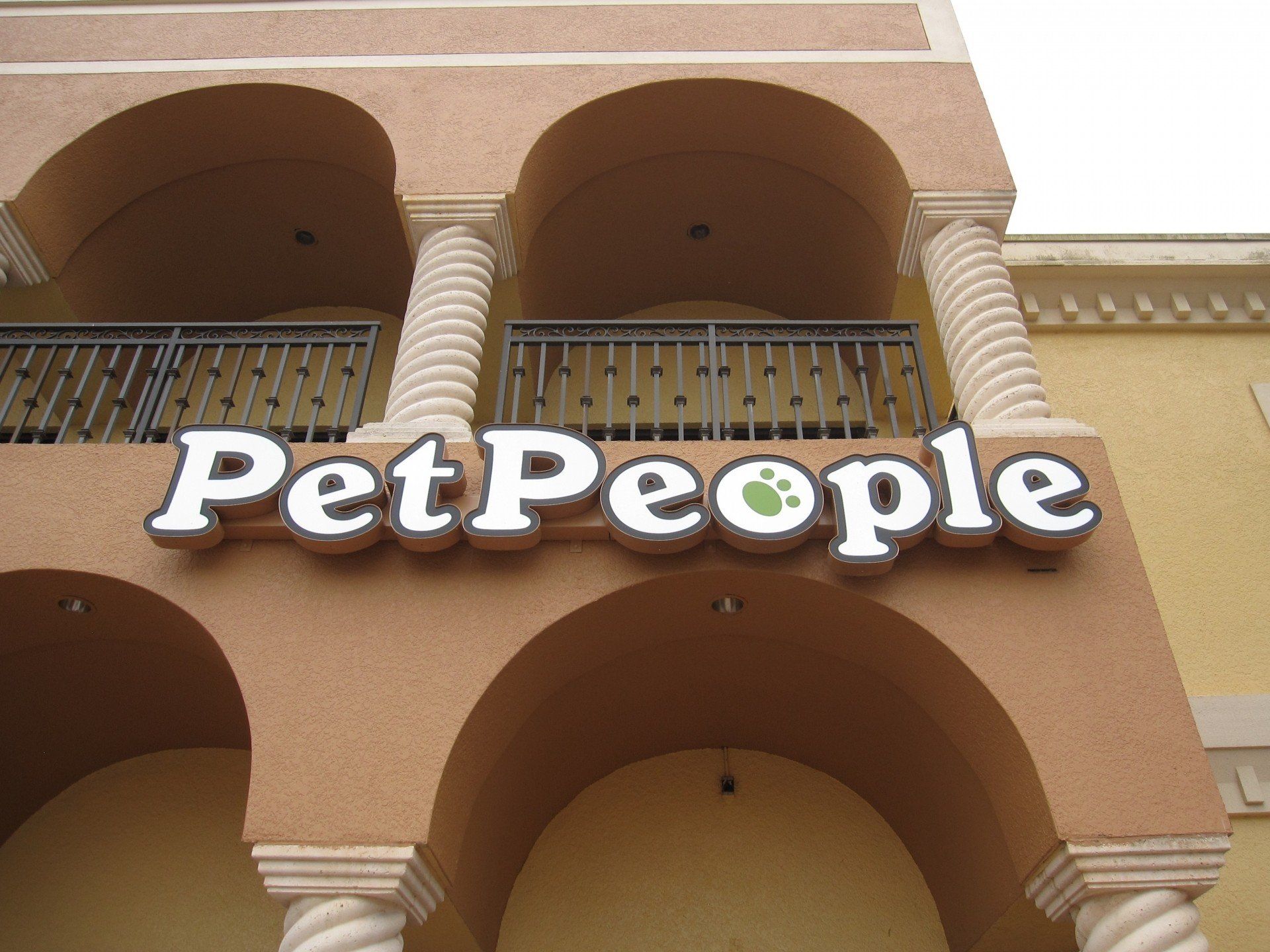 A pet people sign on the side of a building