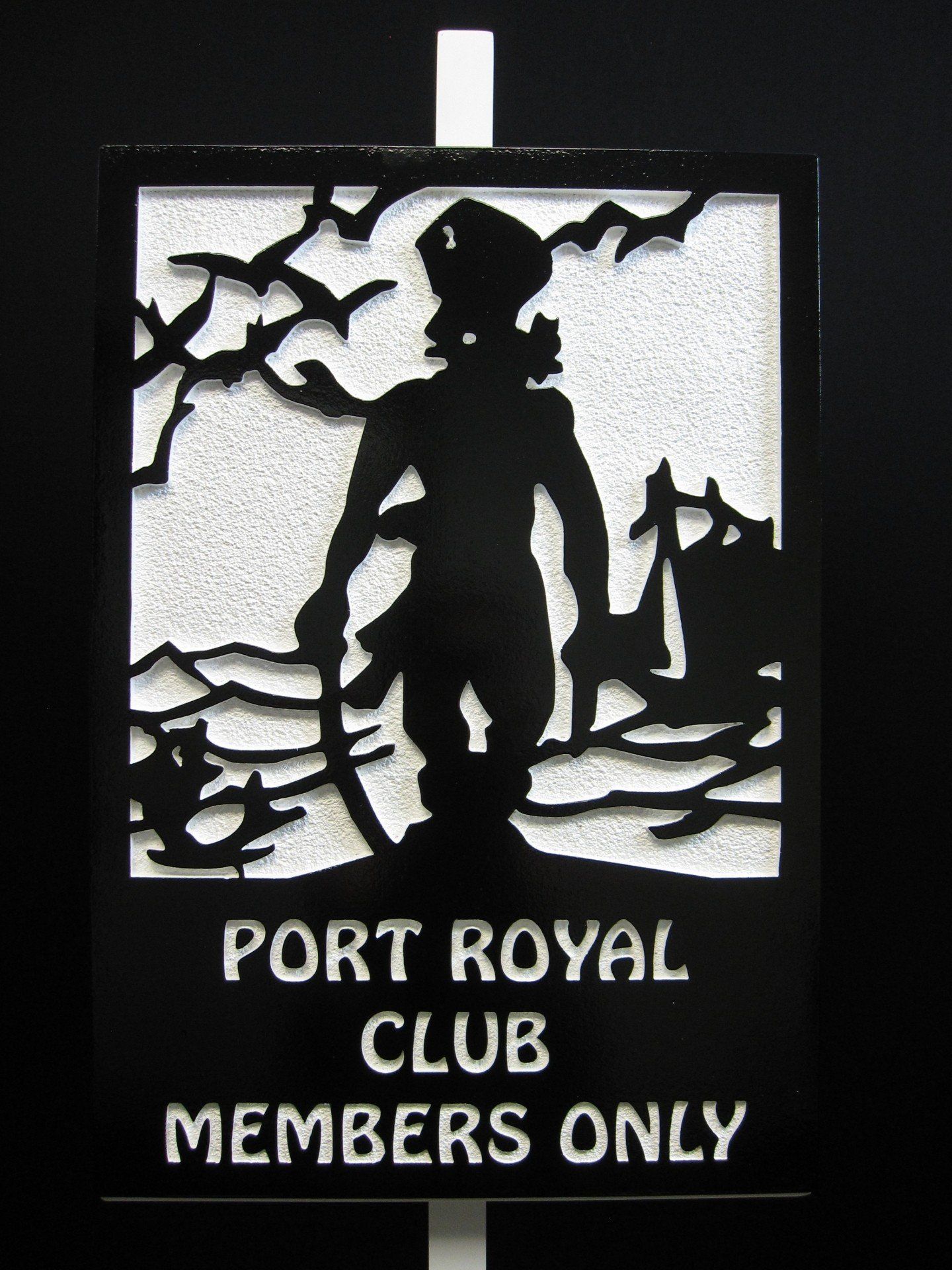 A sign that says port royal club members only