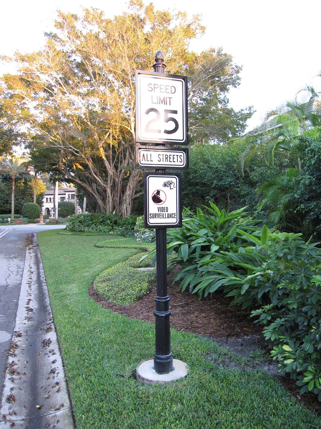 A street sign that says speed limit 25 on it