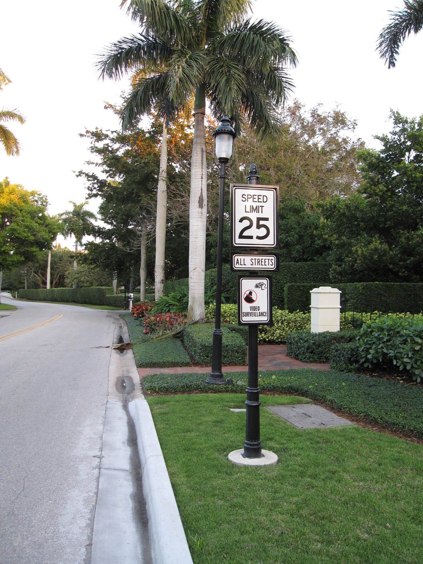 A street sign that says speed limit 25 on it