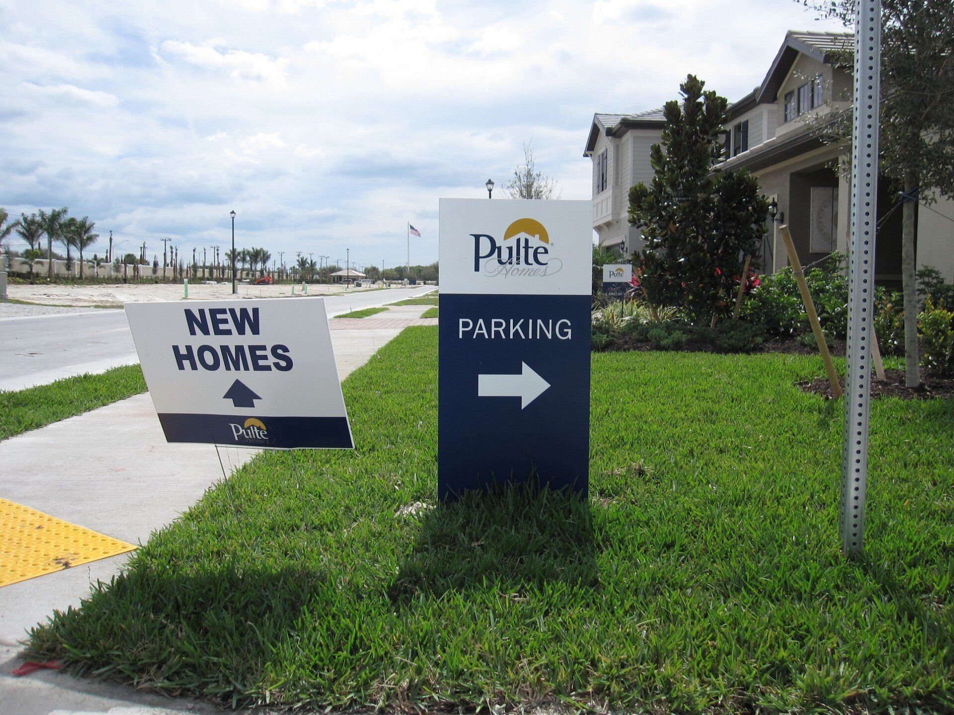 A sign that says new homes and parking on it