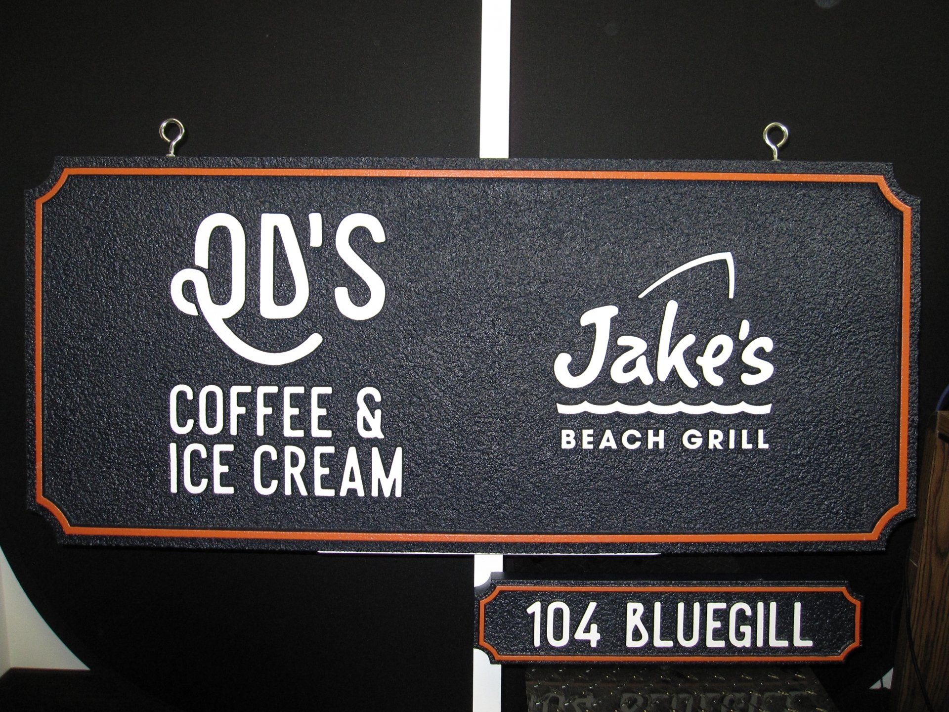 A sign for qd 's coffee and ice cream and jake 's beach grill