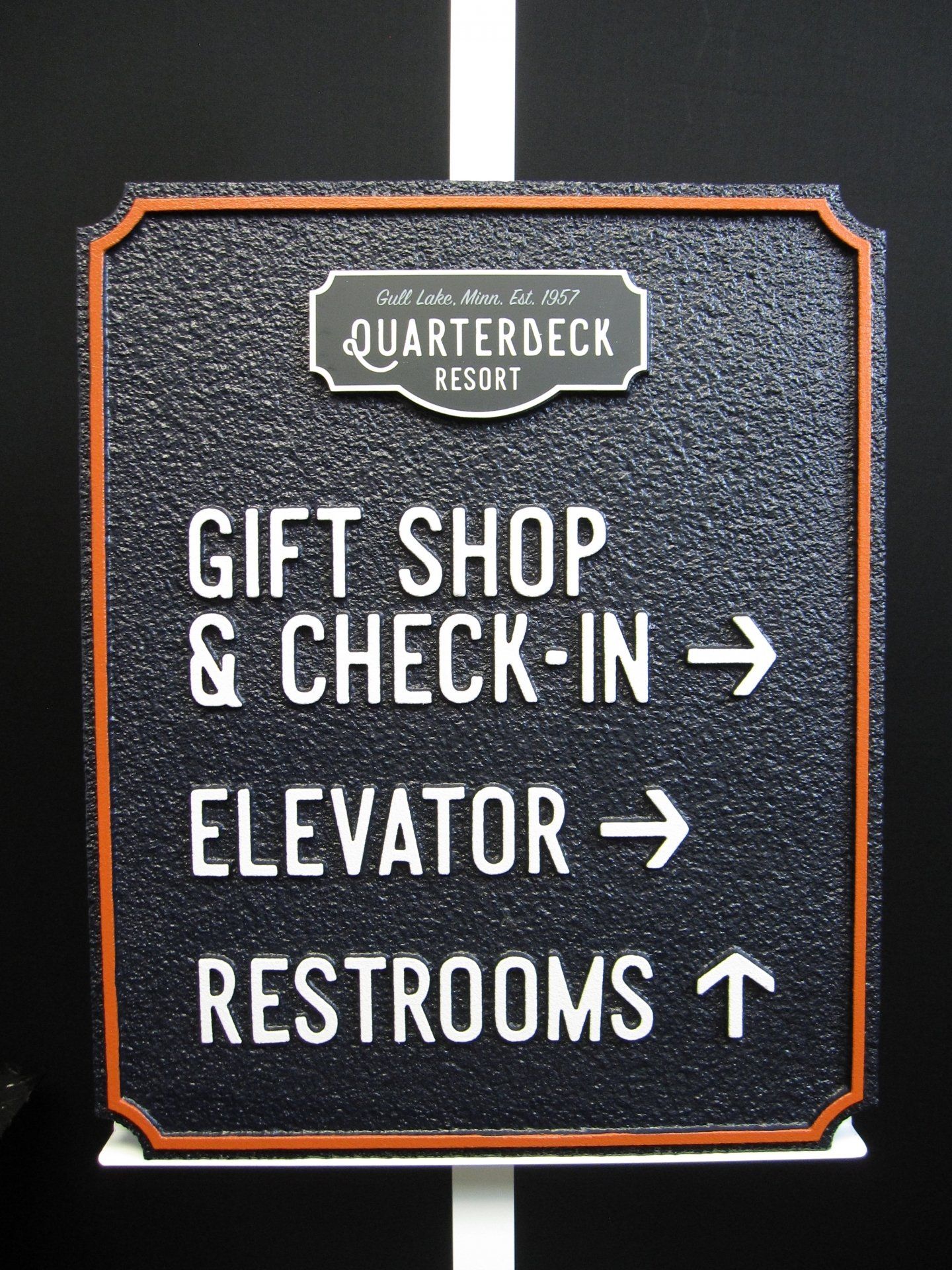 A sign points to the gift shop and check-in