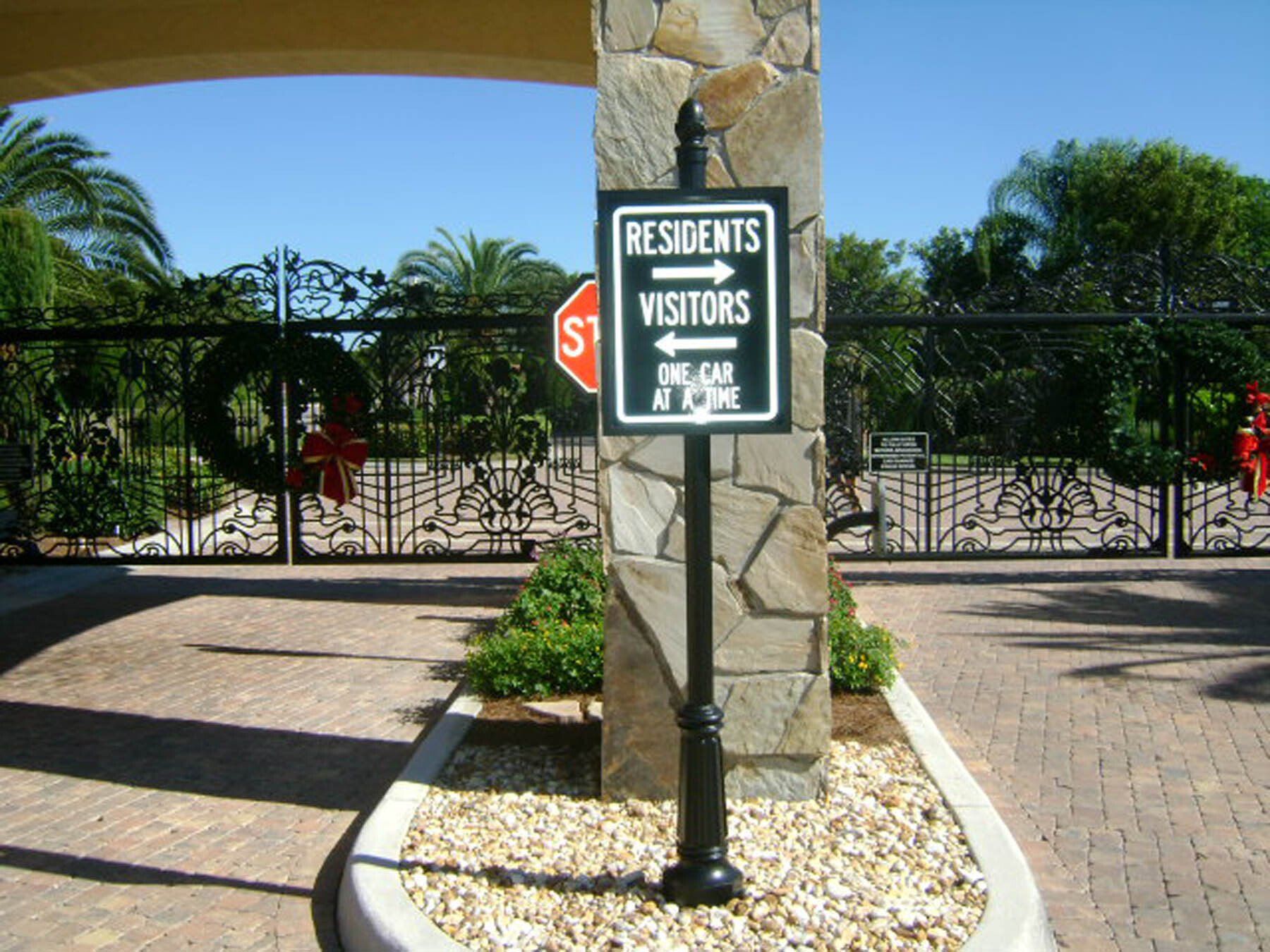 A sign that says residents and visitors on it
