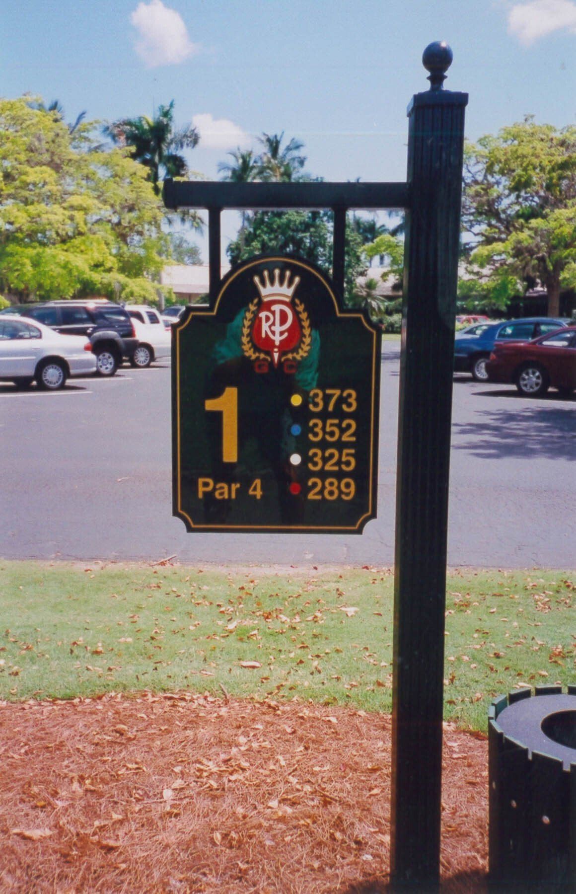 A sign that says par 4 on it