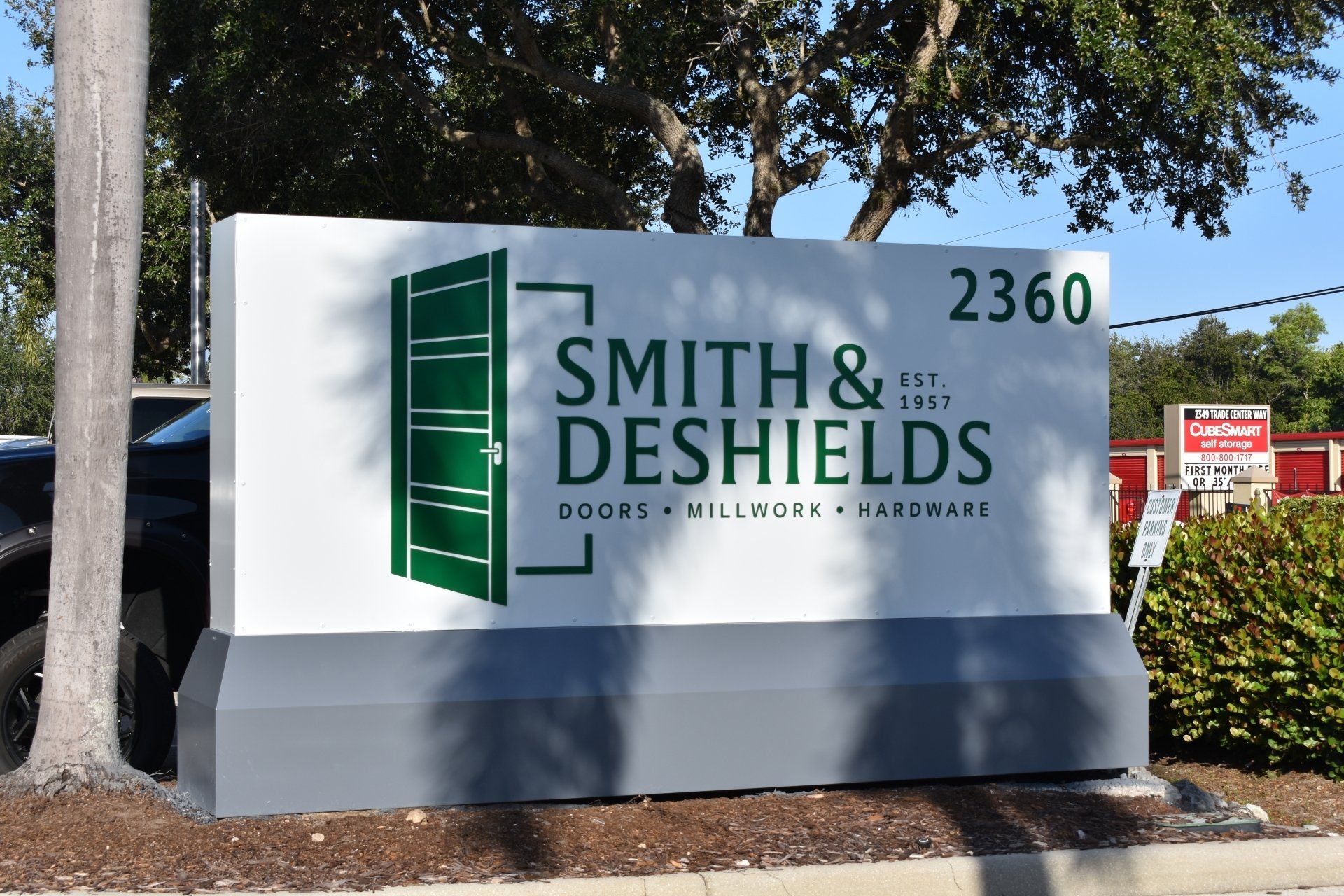 A sign that says smith & deshields on it