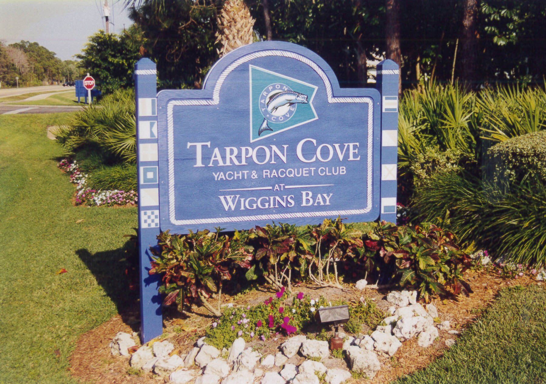 A blue sign that says tarpon cove on it