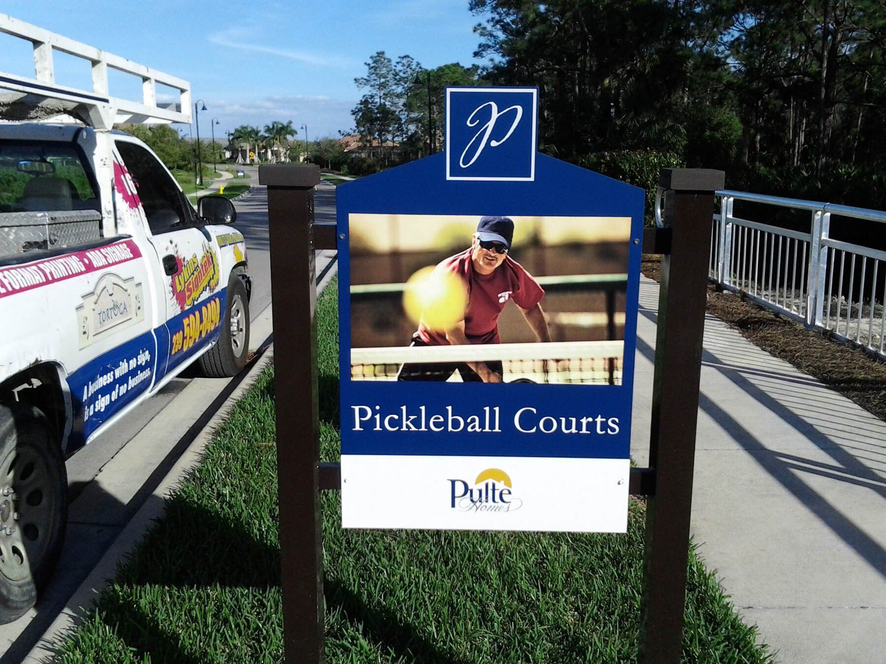 A sign that says pickleball courts on it