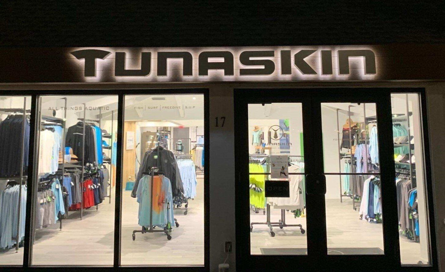 A store front with a sign that says tunaskin on it