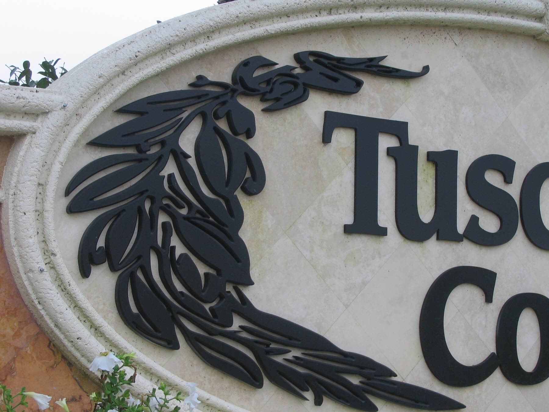 A sign that says tuscany county on it