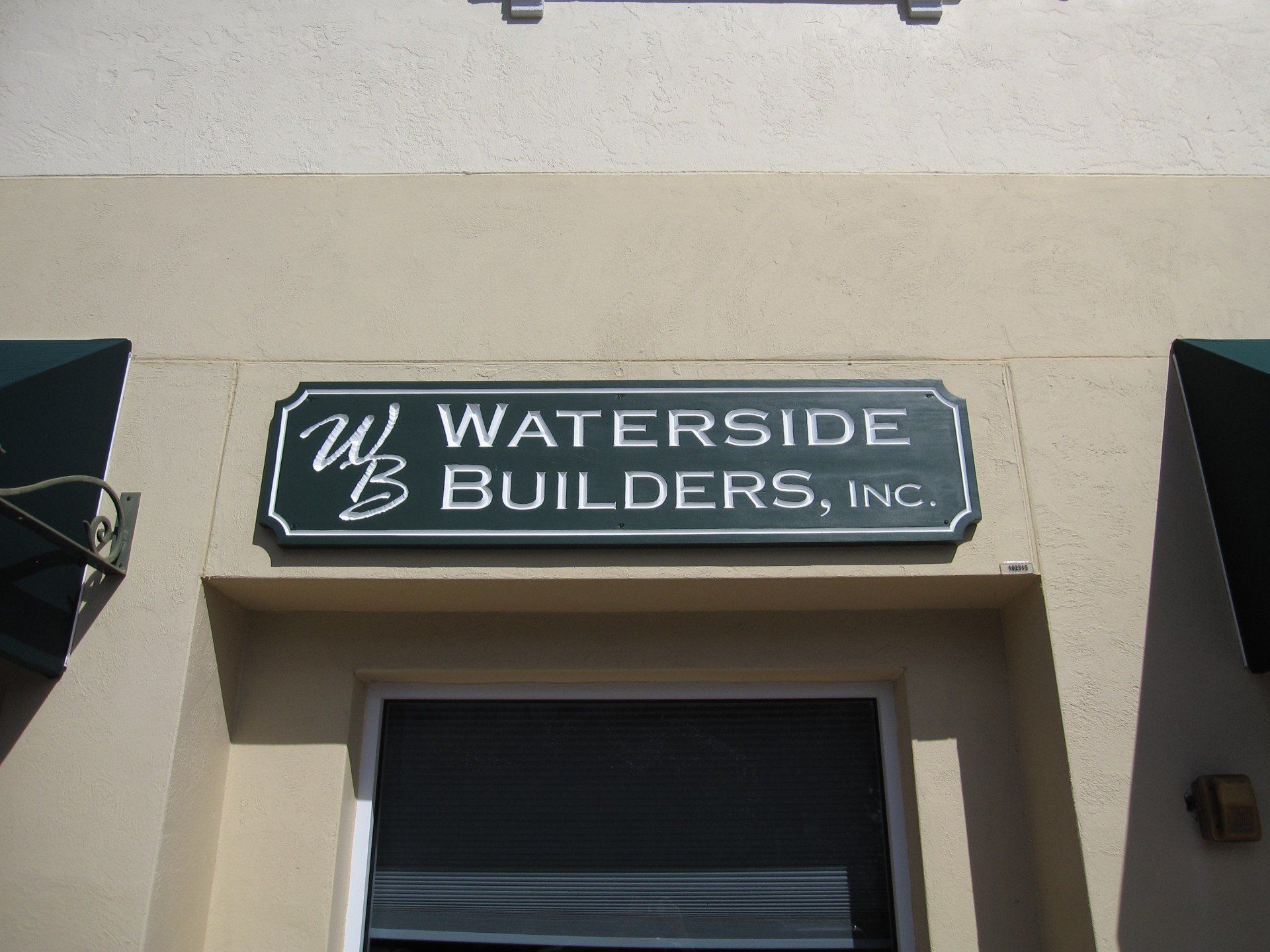 A sign that says waterside builders on it