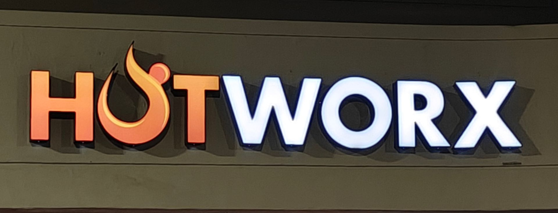 A sign that says hotworkx on it