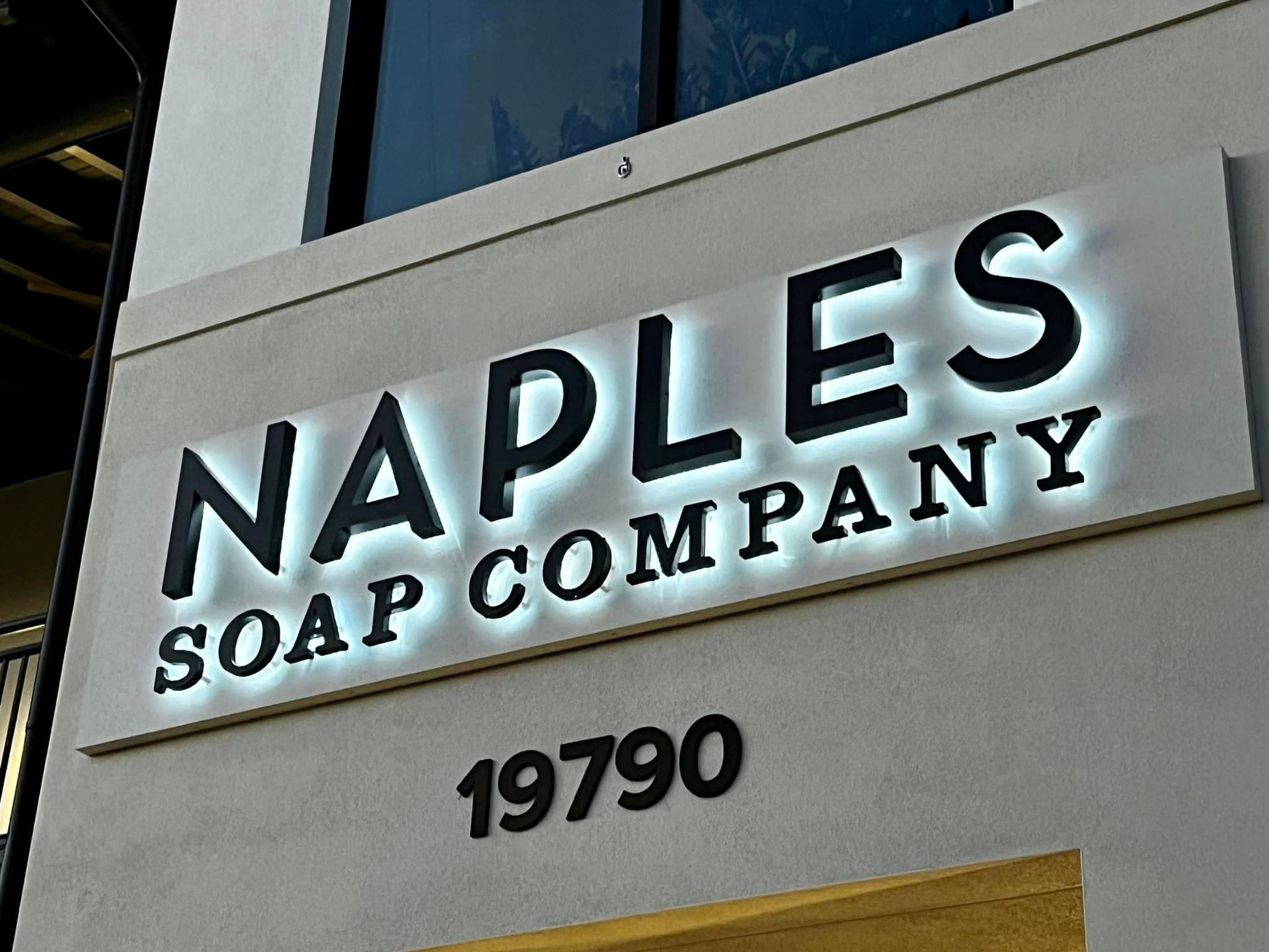 A sign that says naples soap company on it