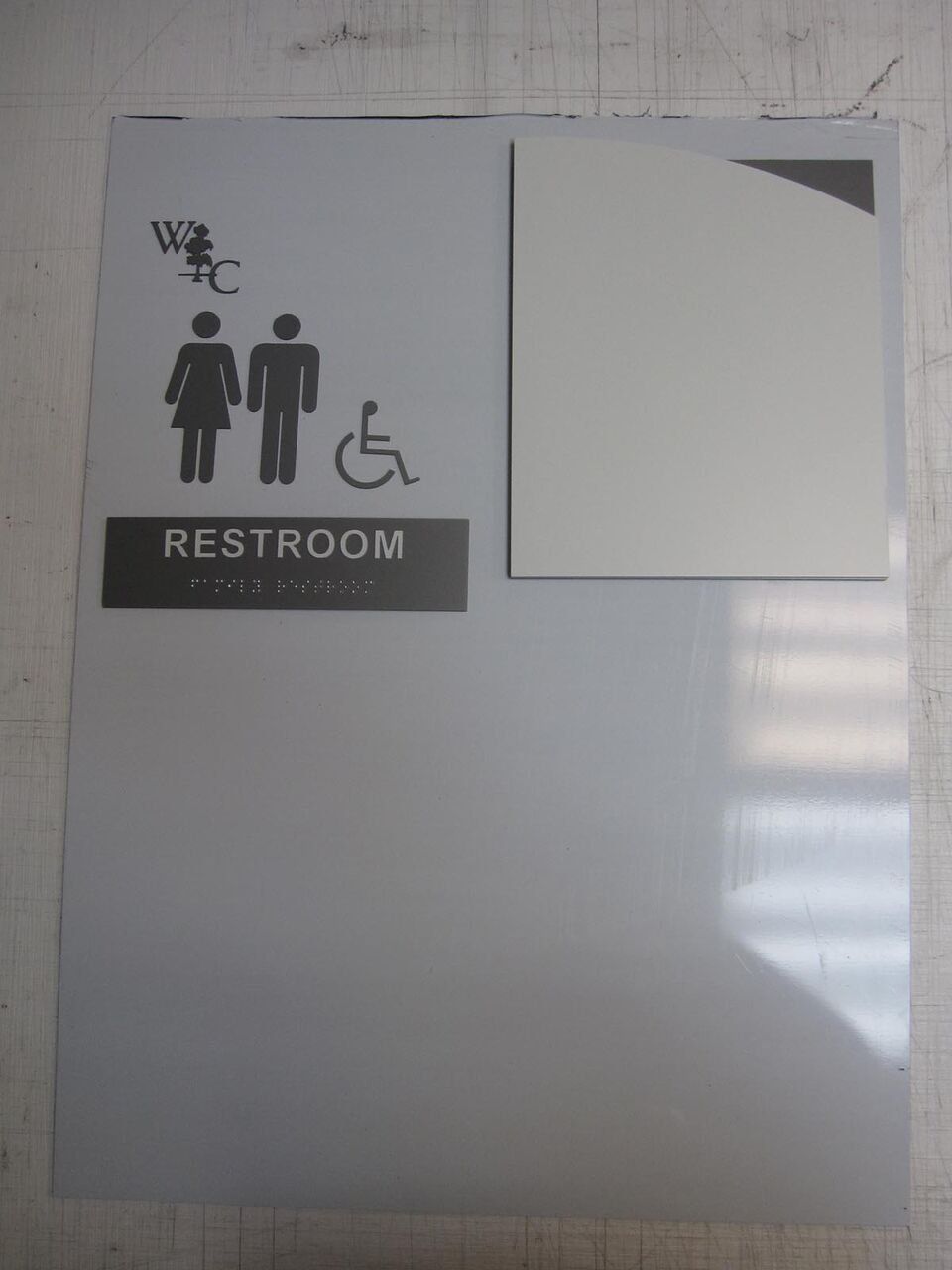 A sign that says restroom on it