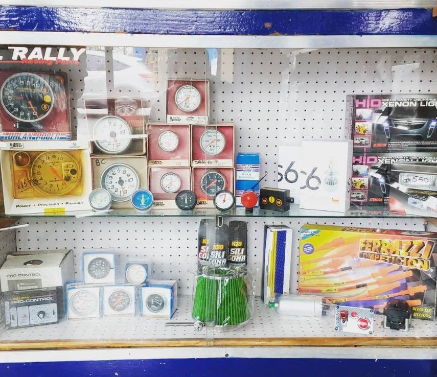 Una vitrina con relojes y un cartel que dice rally