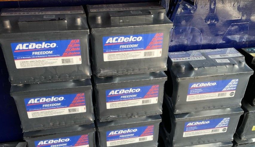 Un montón de baterías están apiladas una encima de otra.