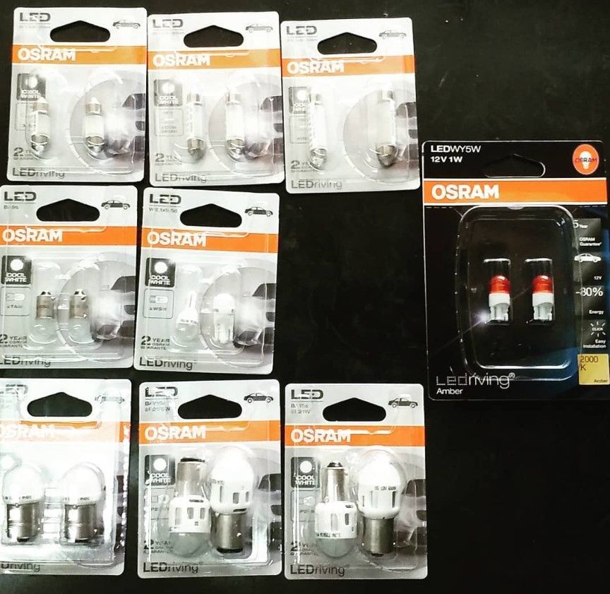 Varios paquetes de bombillas LED Osram sobre una mesa.