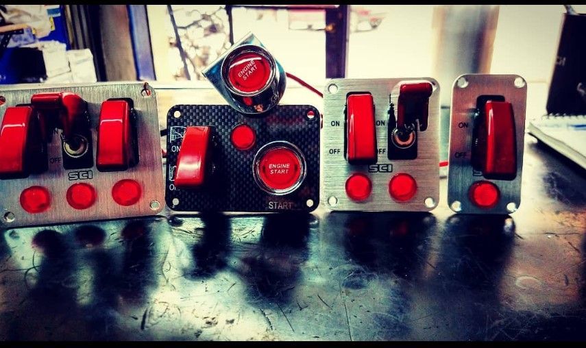 Un montón de botones rojos están alineados sobre una mesa.