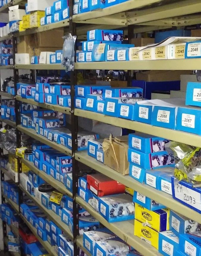 Un almacén lleno de muchas cajas azules y amarillas.