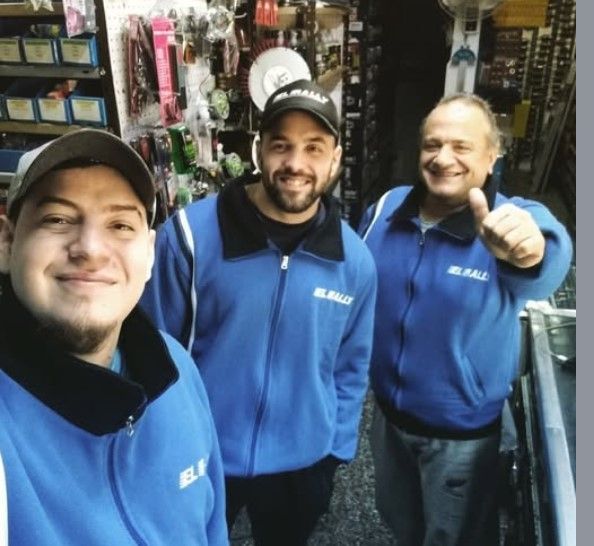 Tres hombres posan para una foto y uno tiene el pulgar hacia arriba