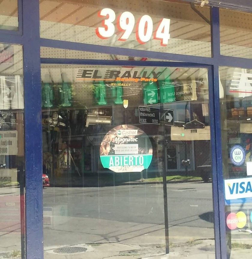 Un escaparate con el número 3904