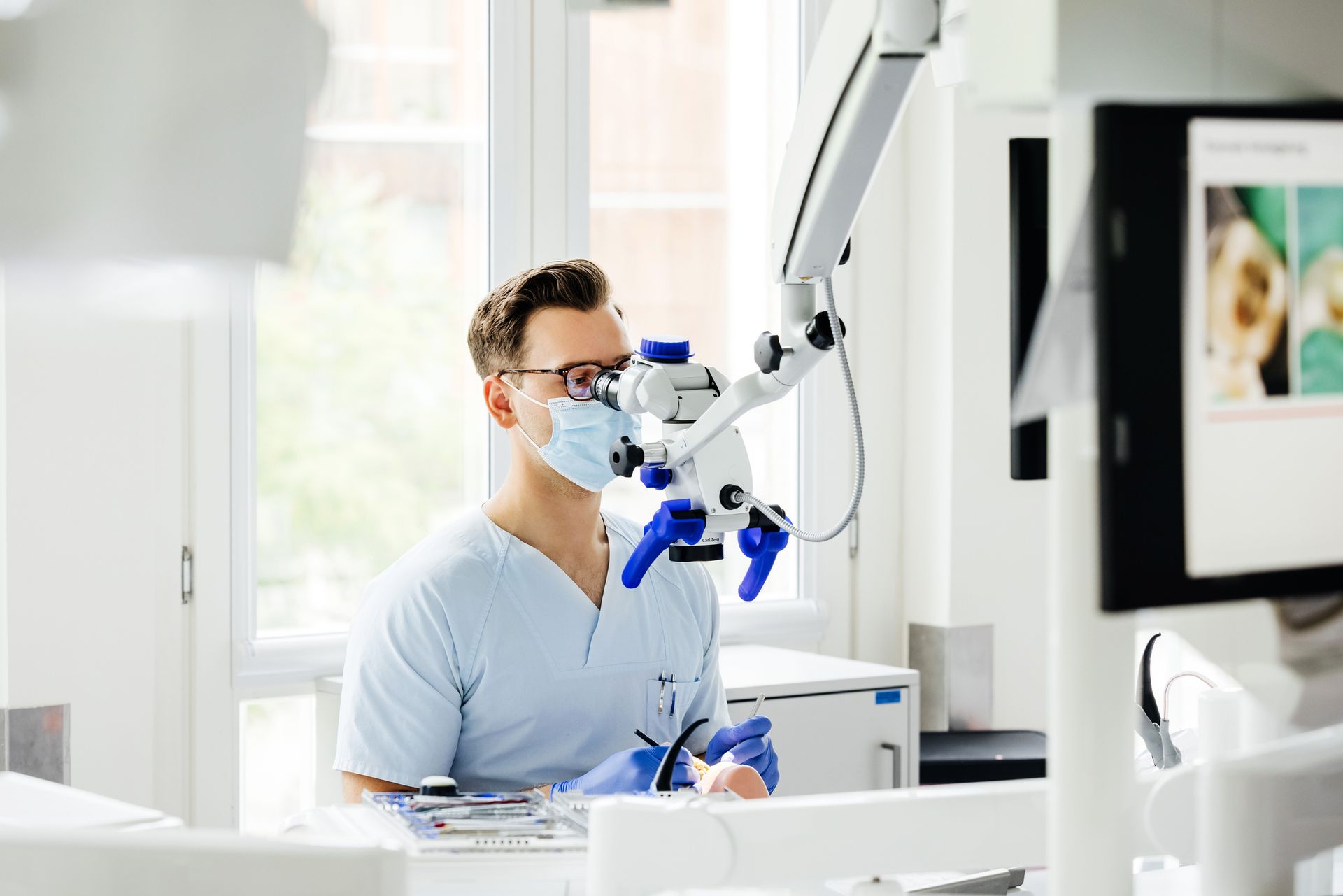 Un dentista sta usando un microscopio in uno studio dentistico.