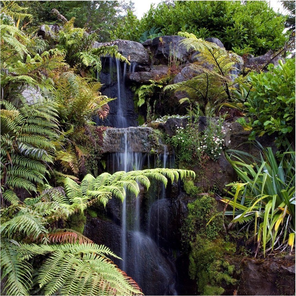 Water features and waterfalls by Bill Holden Design & Landscape Ltd