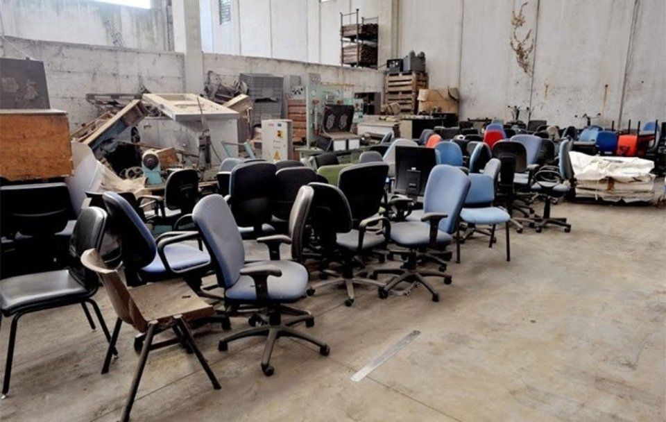 Deposito di sedie vecchie