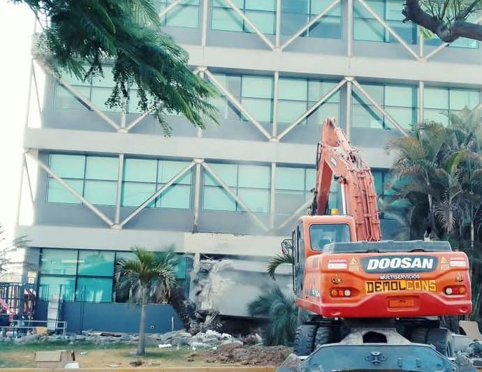 Se está utilizando una excavadora Doosan para demoler un edificio.