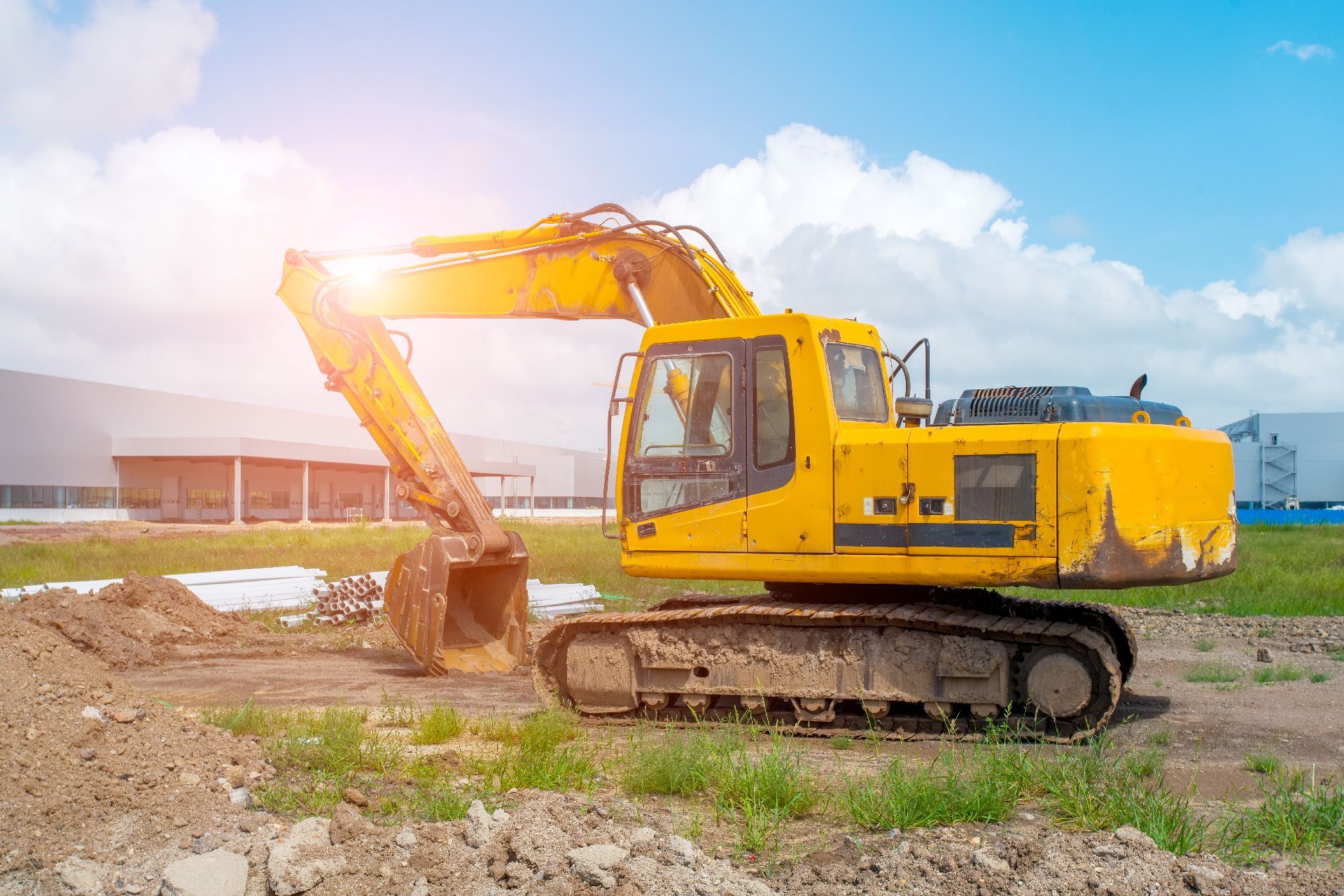 Una excavadora amarilla está trabajando en un sitio de construcción.