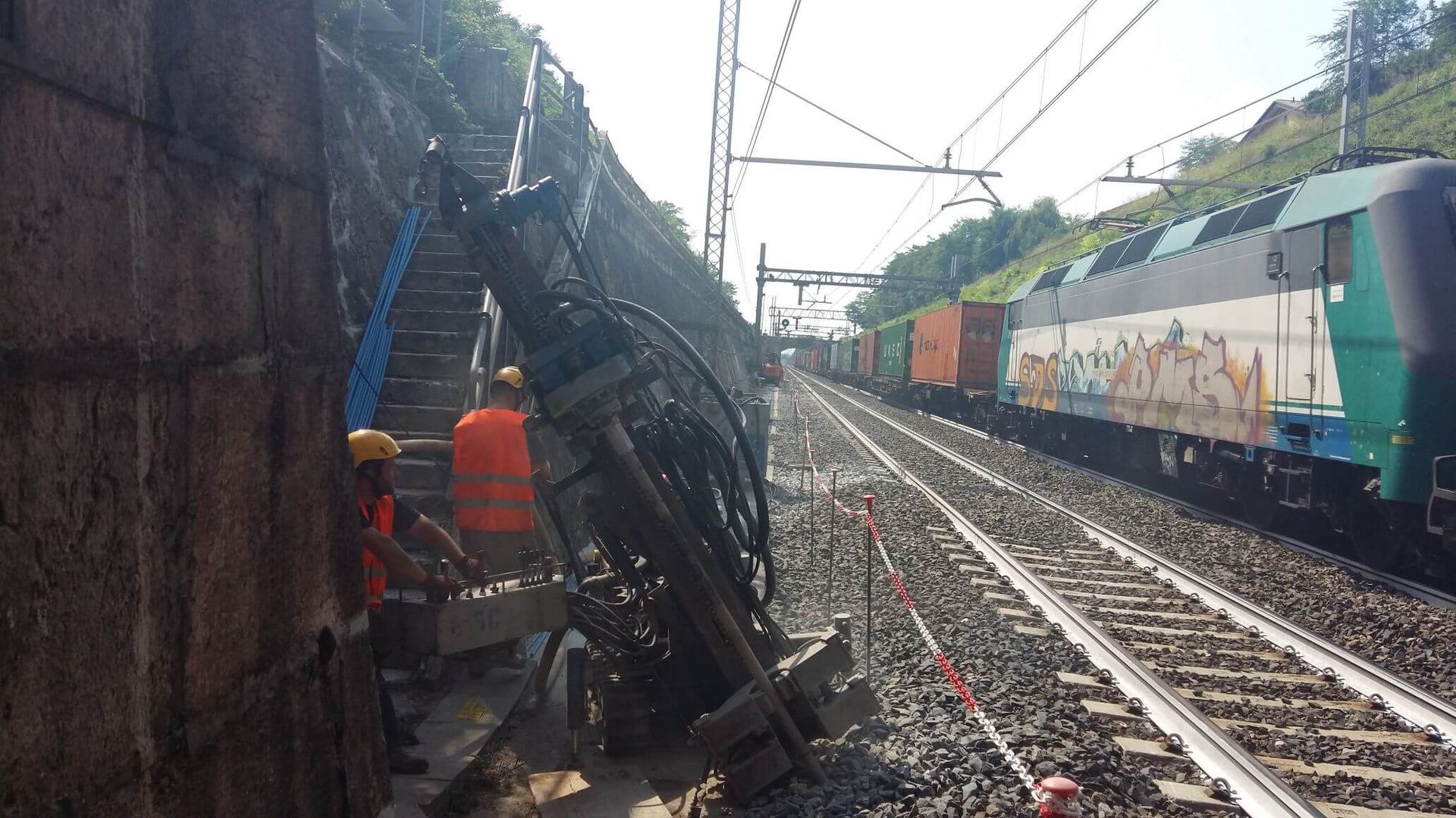 Un treno con graffiti sui lati è sui binari