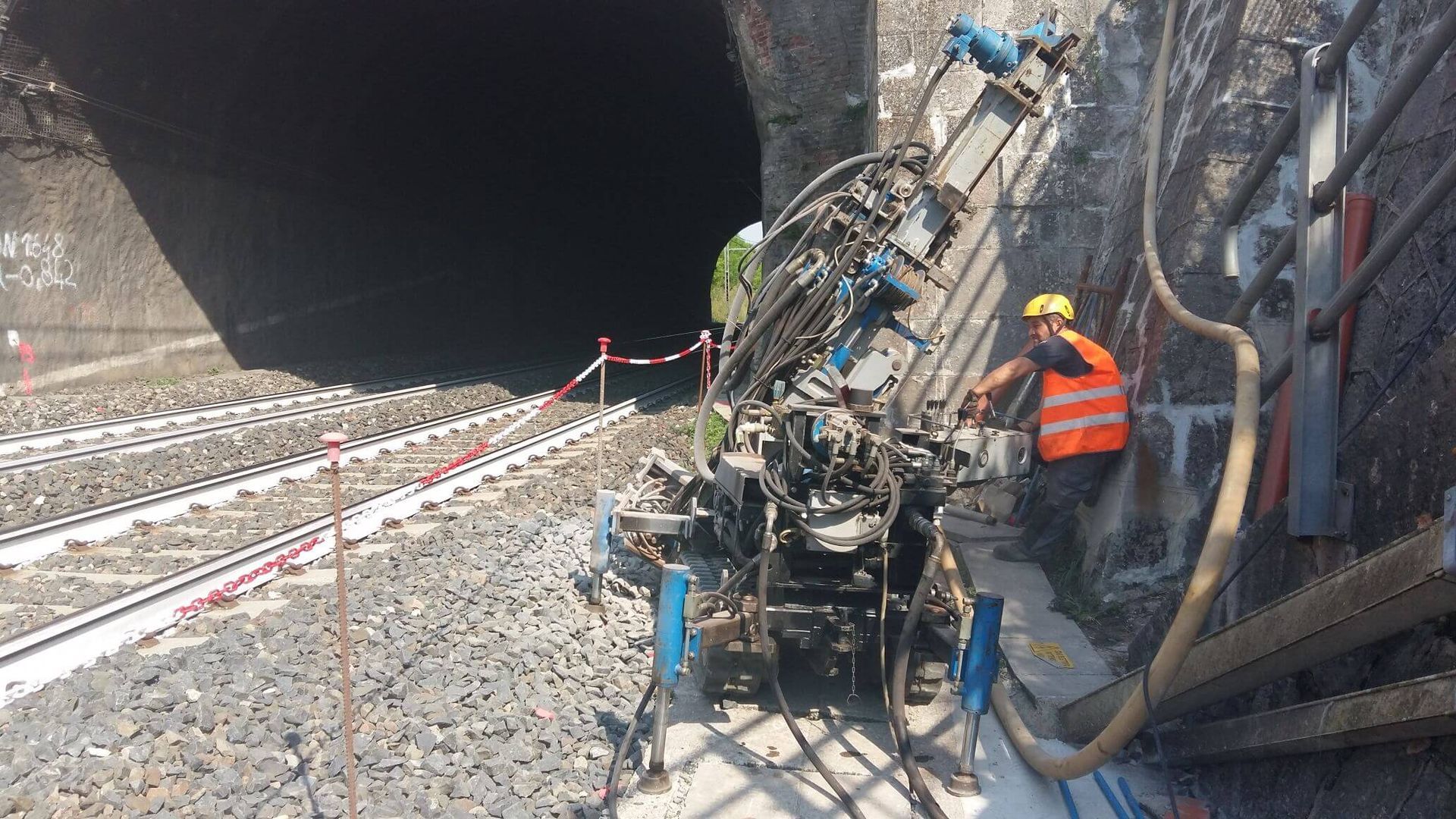 Un gruppo di operai edili sta lavorando in un tunnel.