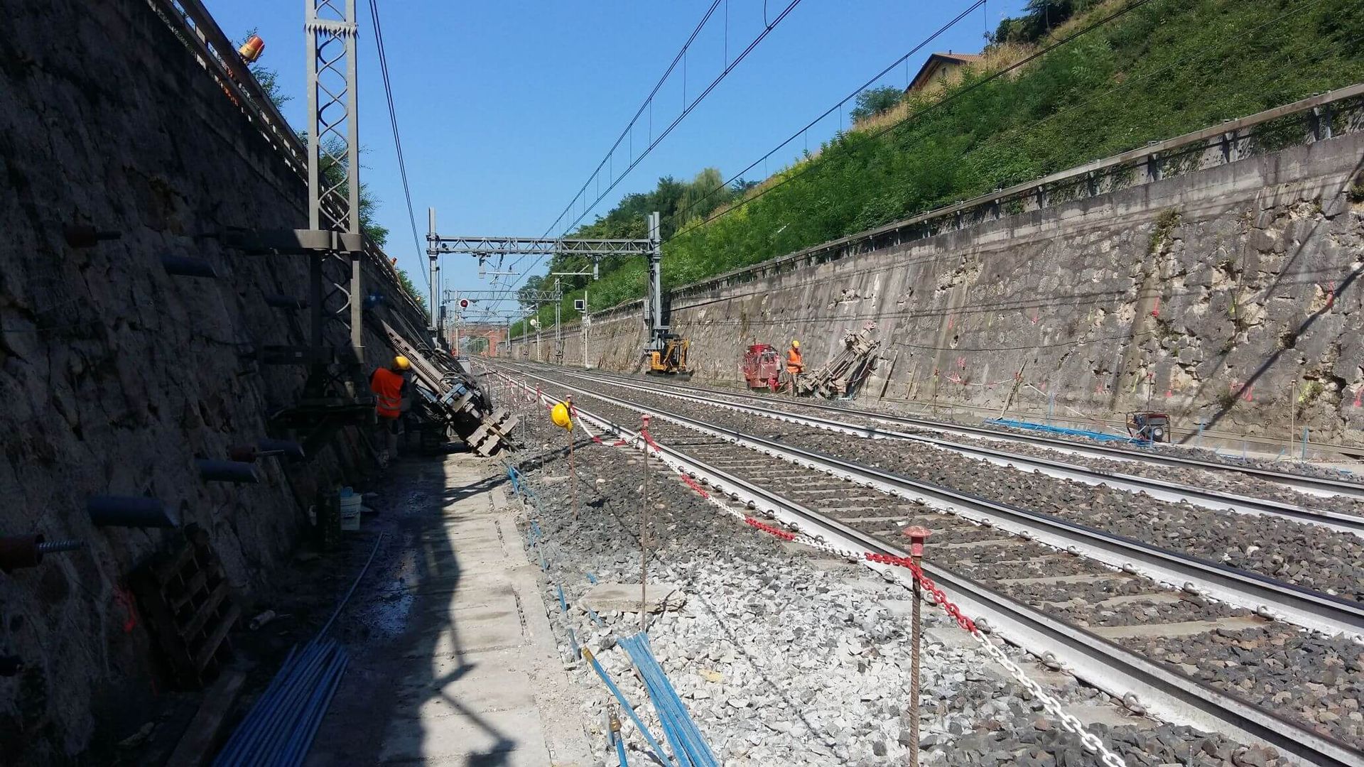 Un gruppo di persone sta lavorando su un binario ferroviario.