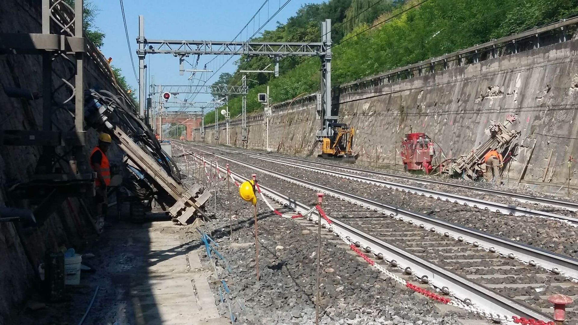 Un gruppo di persone sta lavorando su un binario ferroviario.