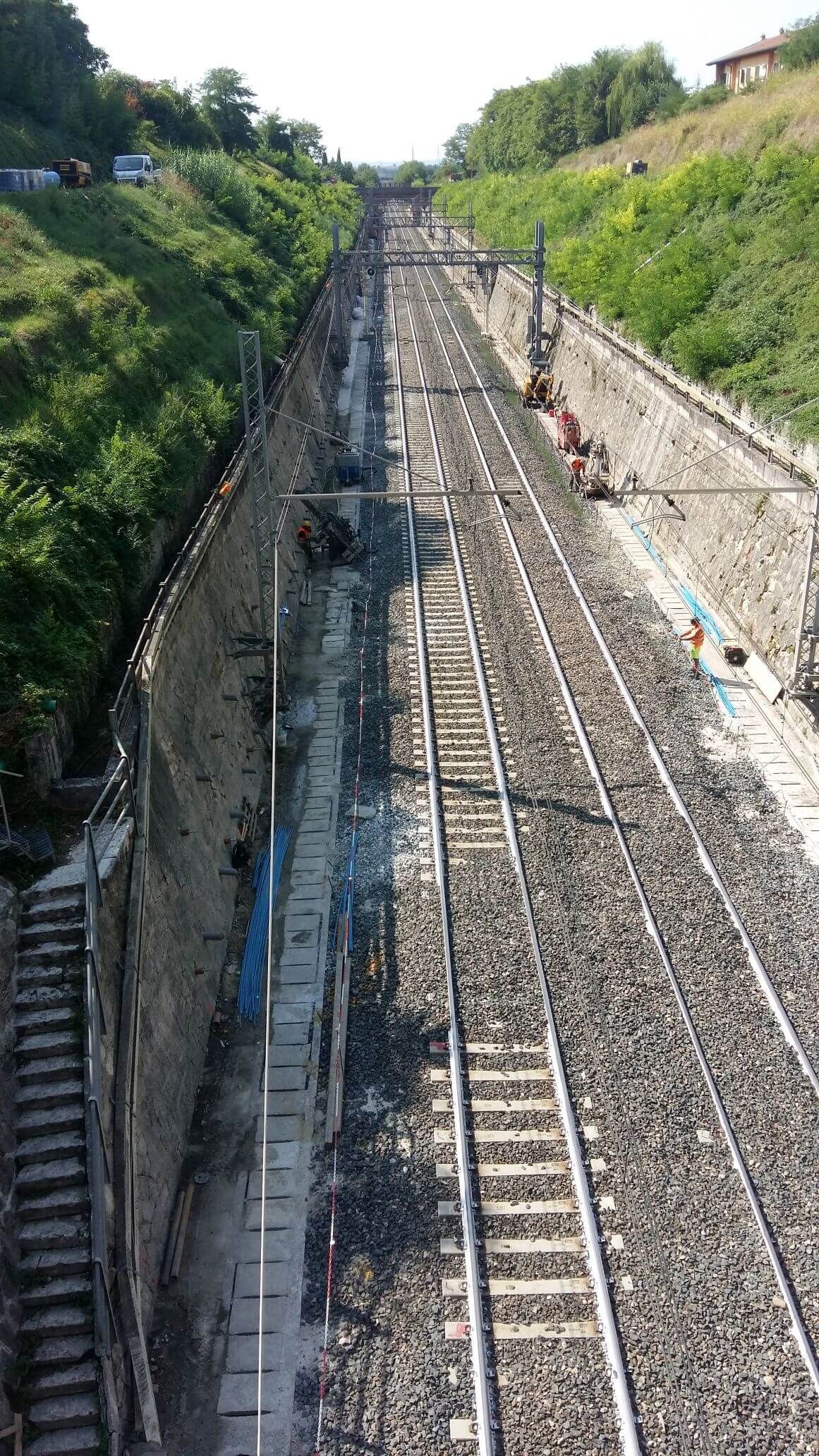 Un binario ferroviario con uno scarico in mezzo.