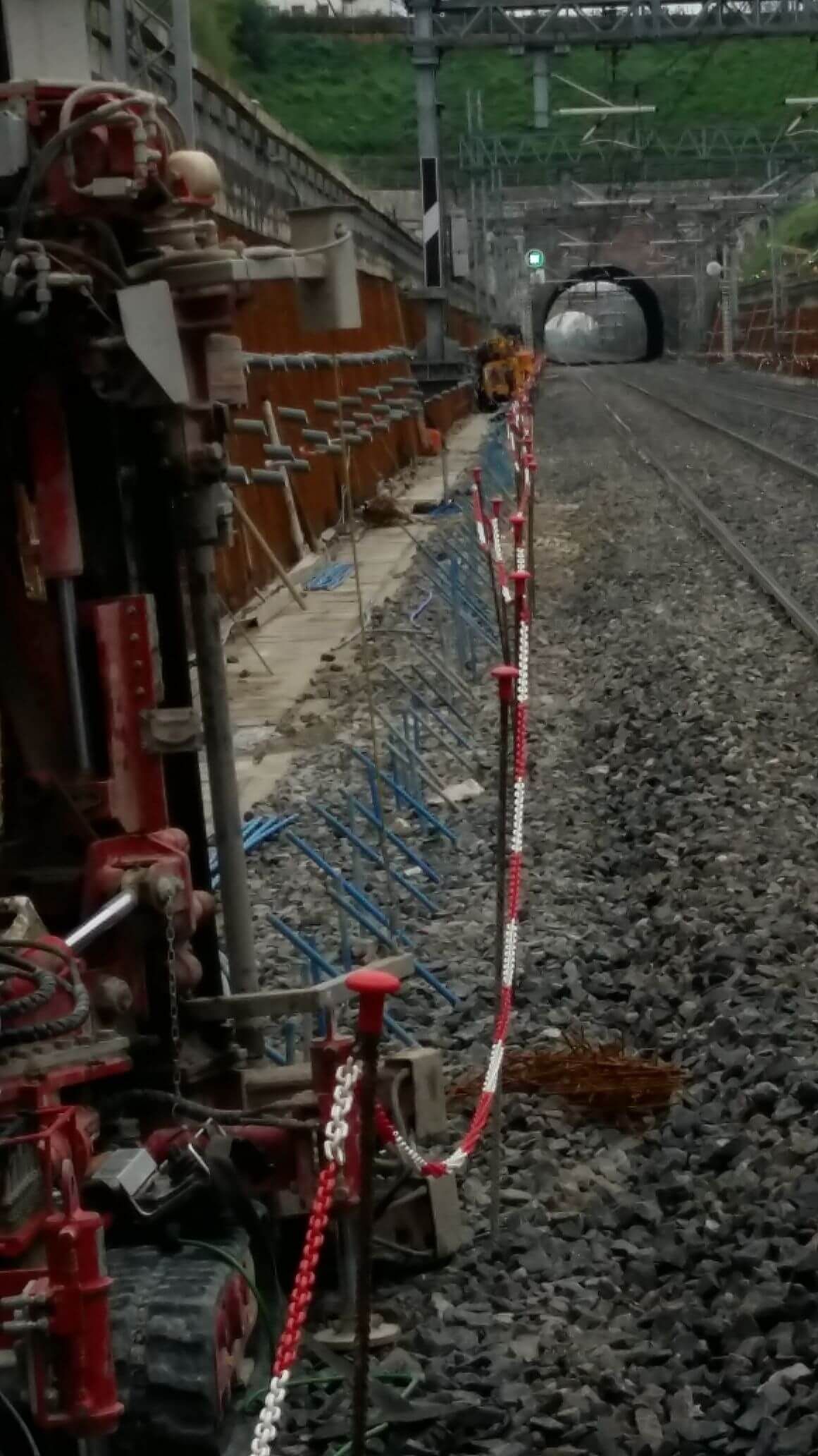 Un binario ferroviario con un tunnel sullo sfondo.