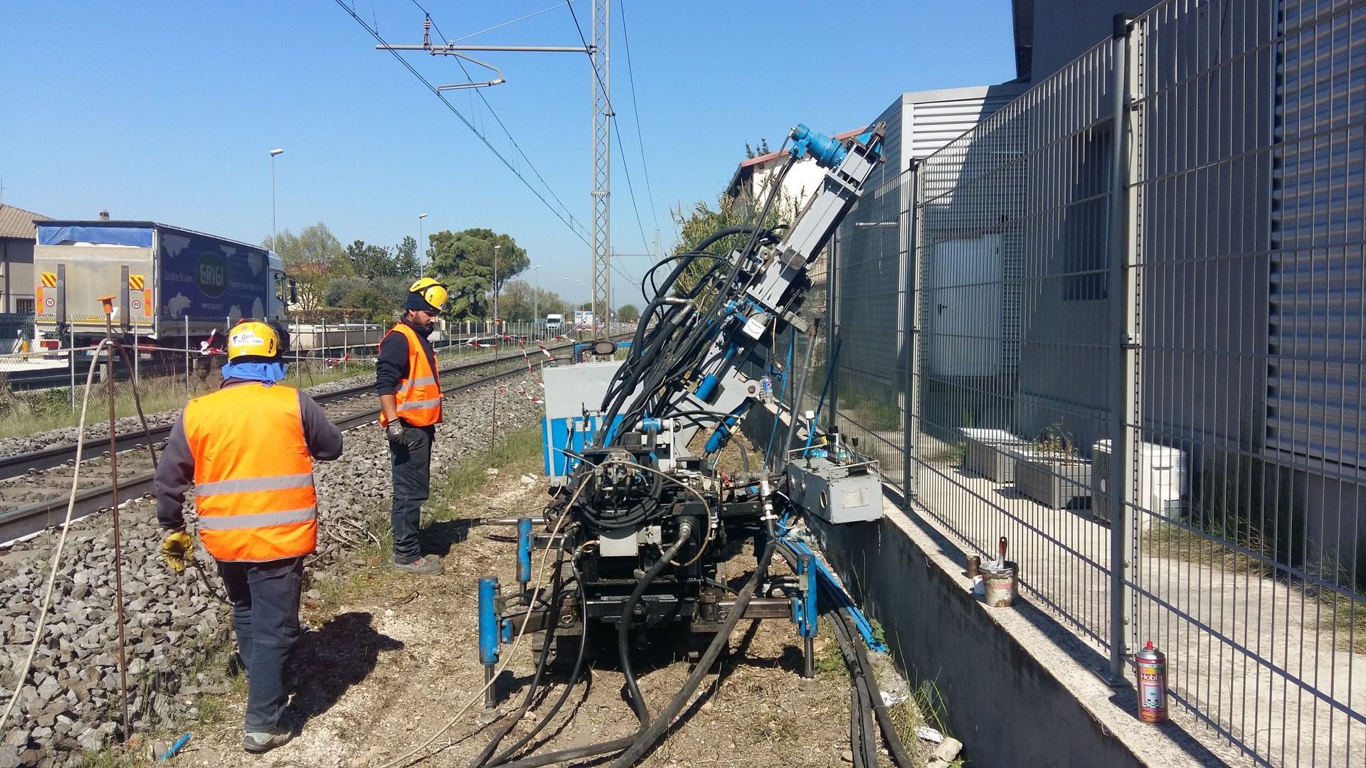 Un gruppo di operai edili sta lavorando su un binario ferroviario.