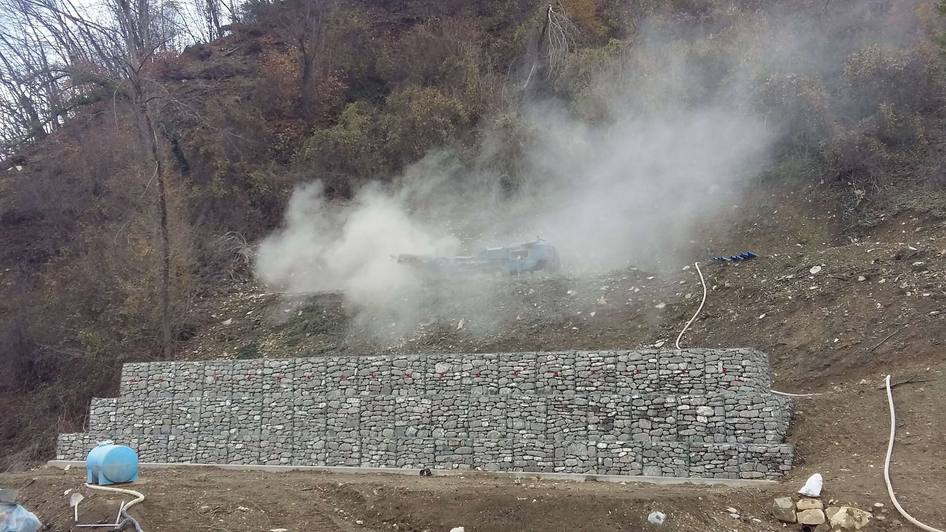 Il fumo esce da un mucchio di rocce su una collina