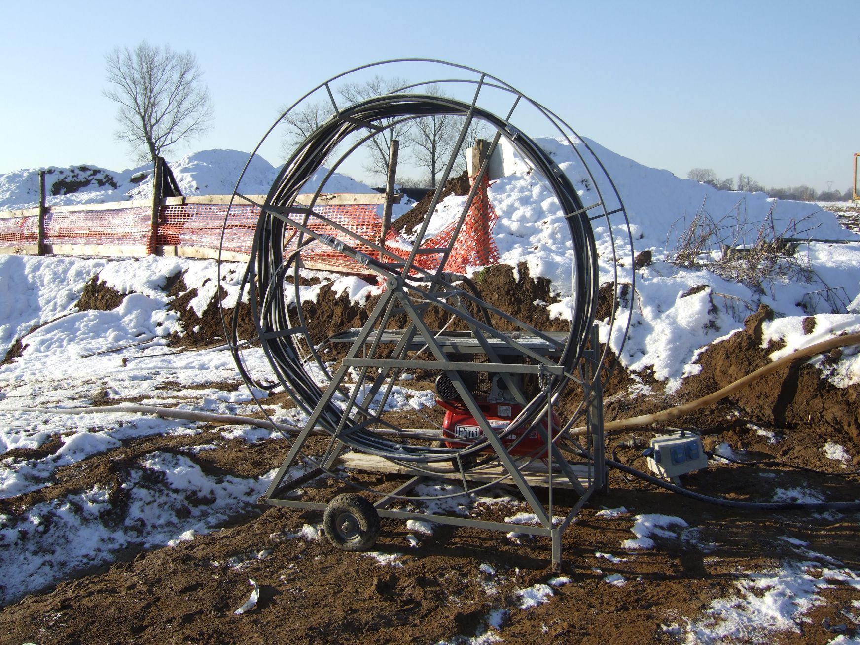 Un avvolgitubo è posizionato in mezzo a un campo innevato