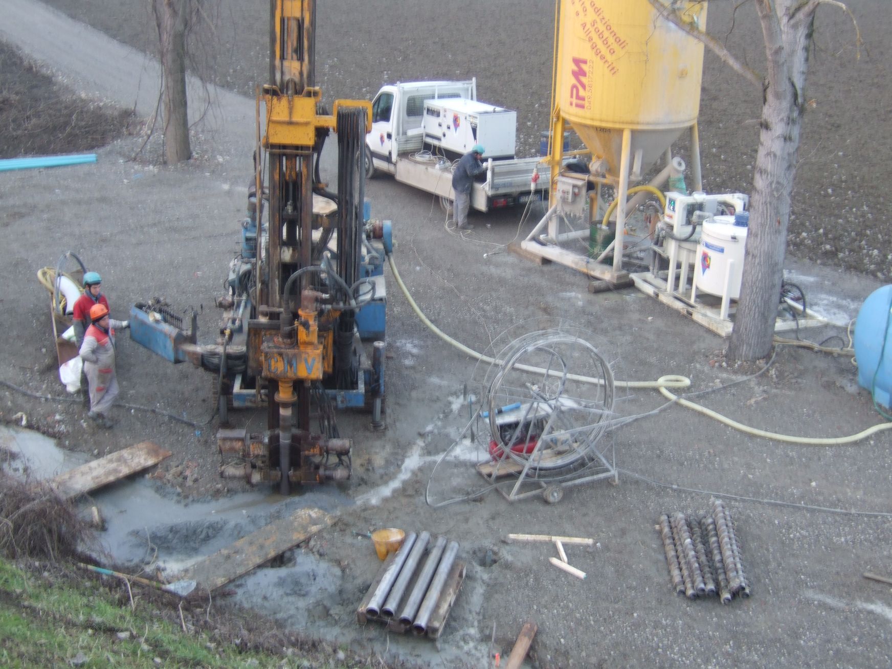 Una vista aerea di un cantiere con un silo giallo 