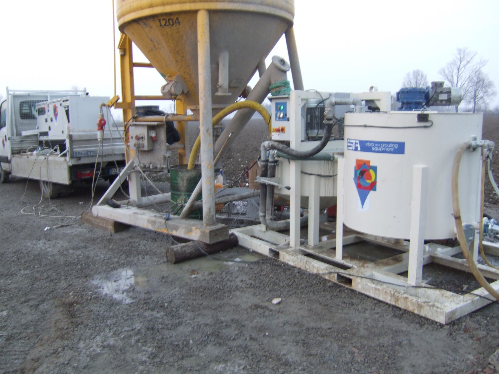 Un contenitore giallo e bianco per lavori di consolidamento dei terreni