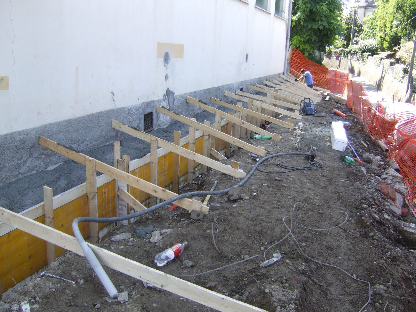 Una fila di travi di legno viene costruita davanti a un edificio