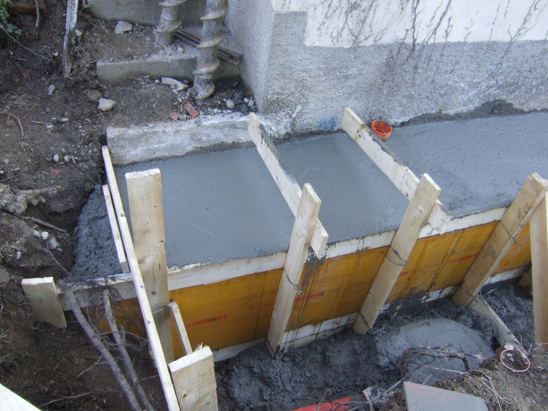 Il calcestruzzo viene versato in una forma di legno