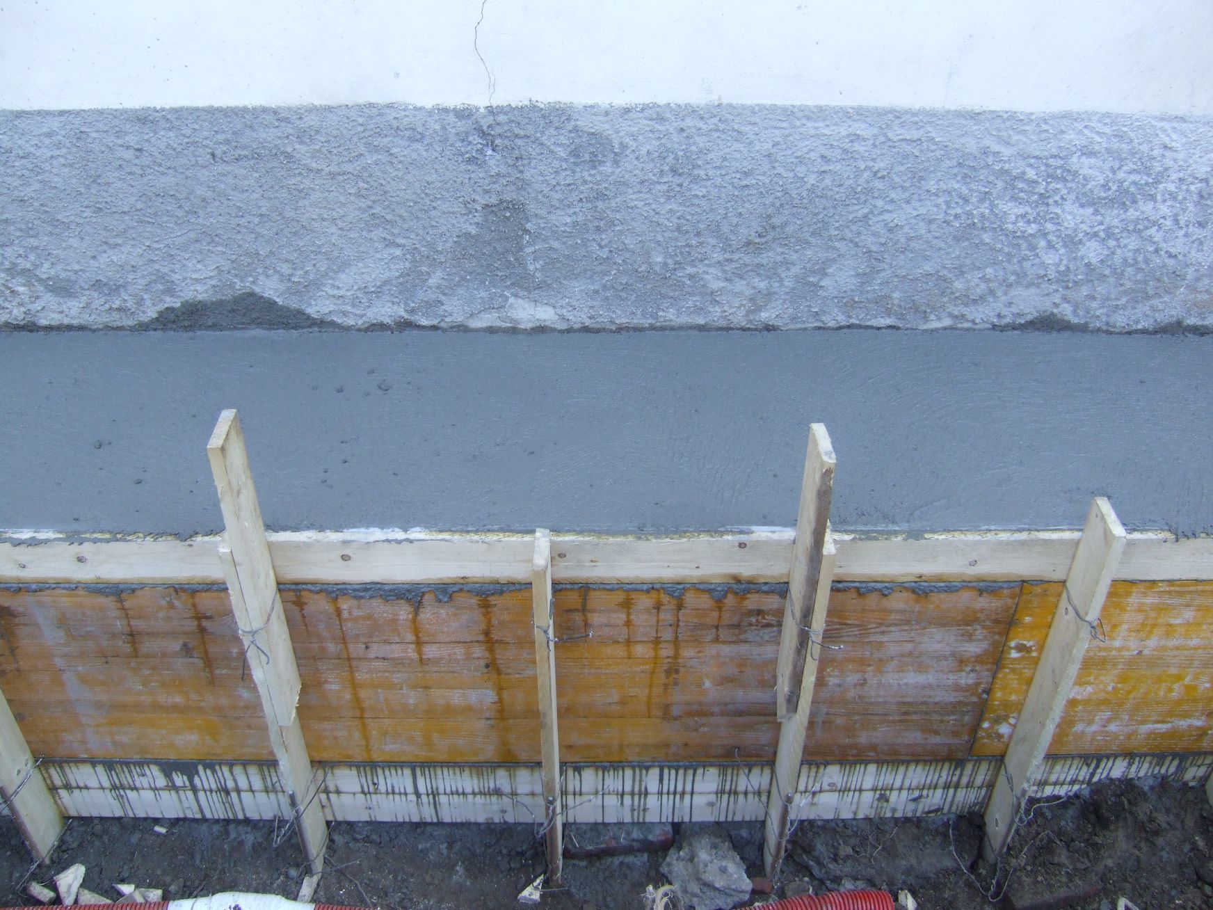 Una vista aerea di un muro di cemento in costruzione.