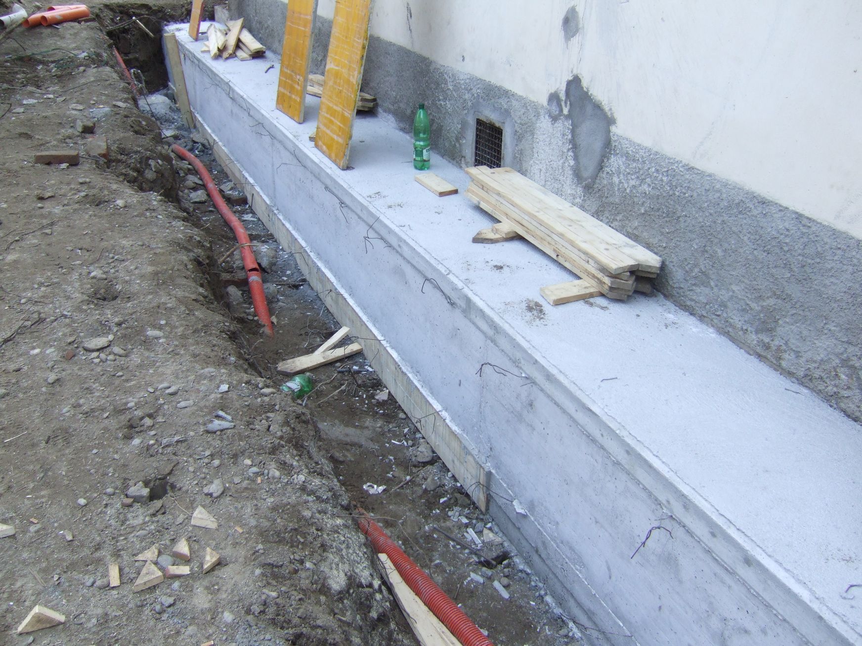 Un muro di cemento viene costruito in un cantiere